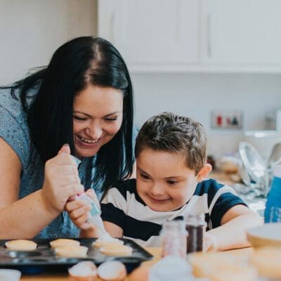 2.-Kid-baking_800x800-400×400