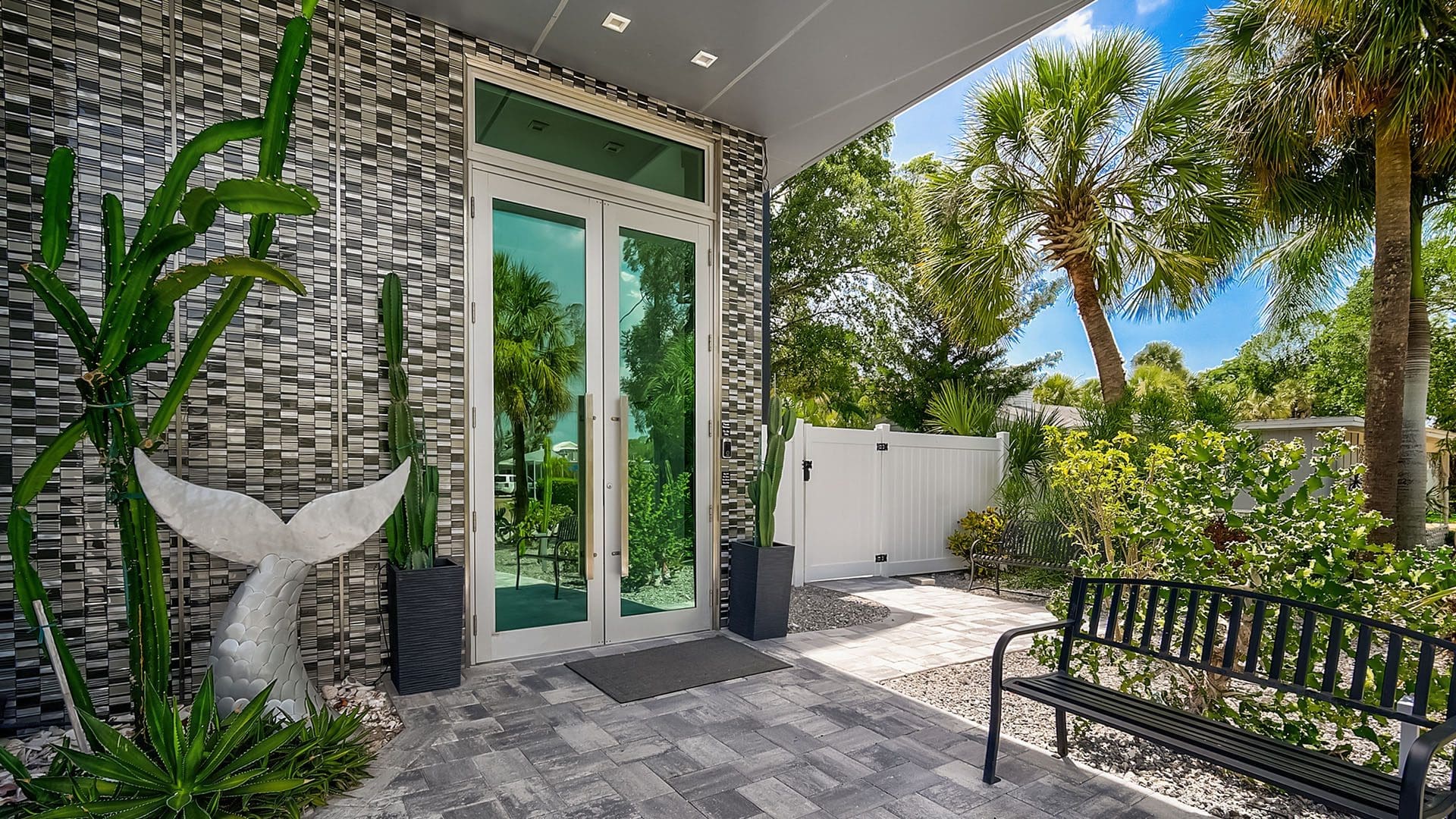 Door photo_1920x1080