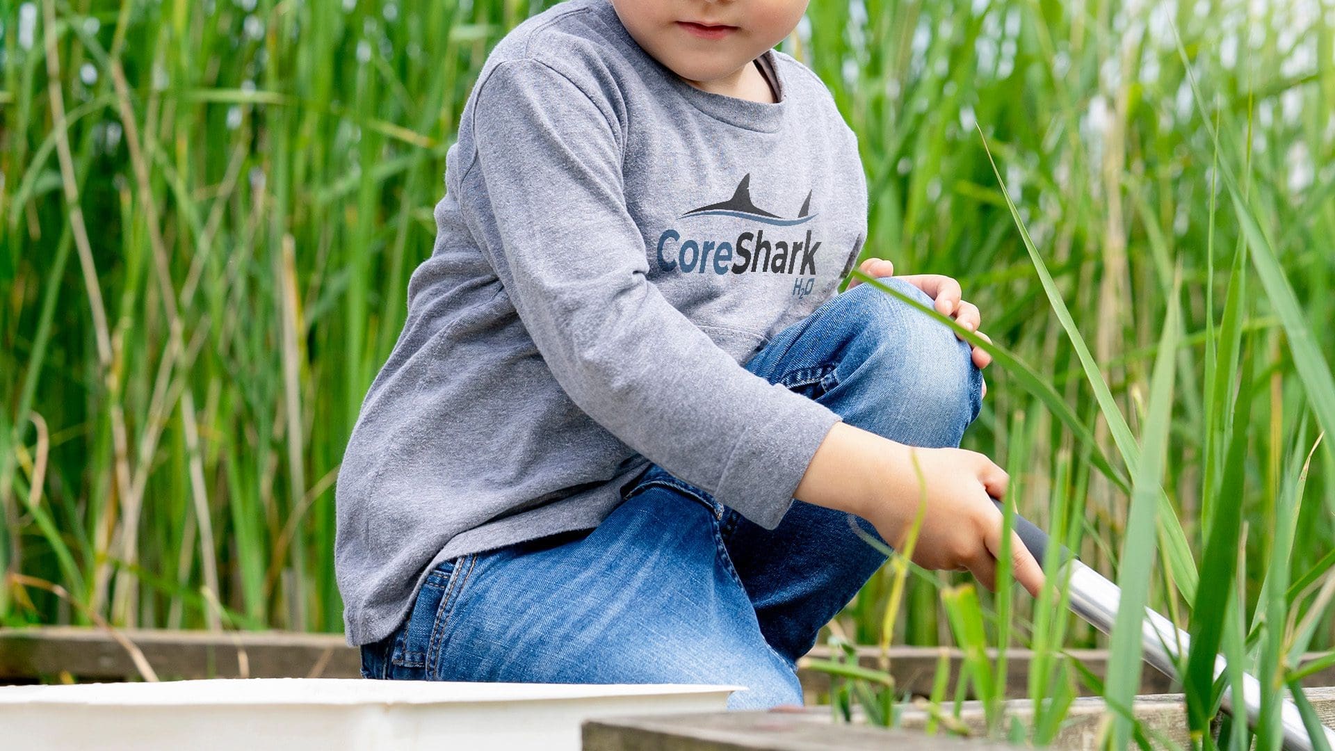 kid in coresharl shirt_1920x1080